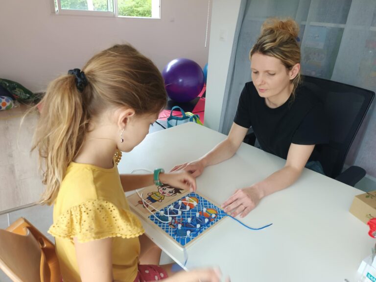 seance ergothérapeute avec un enfant